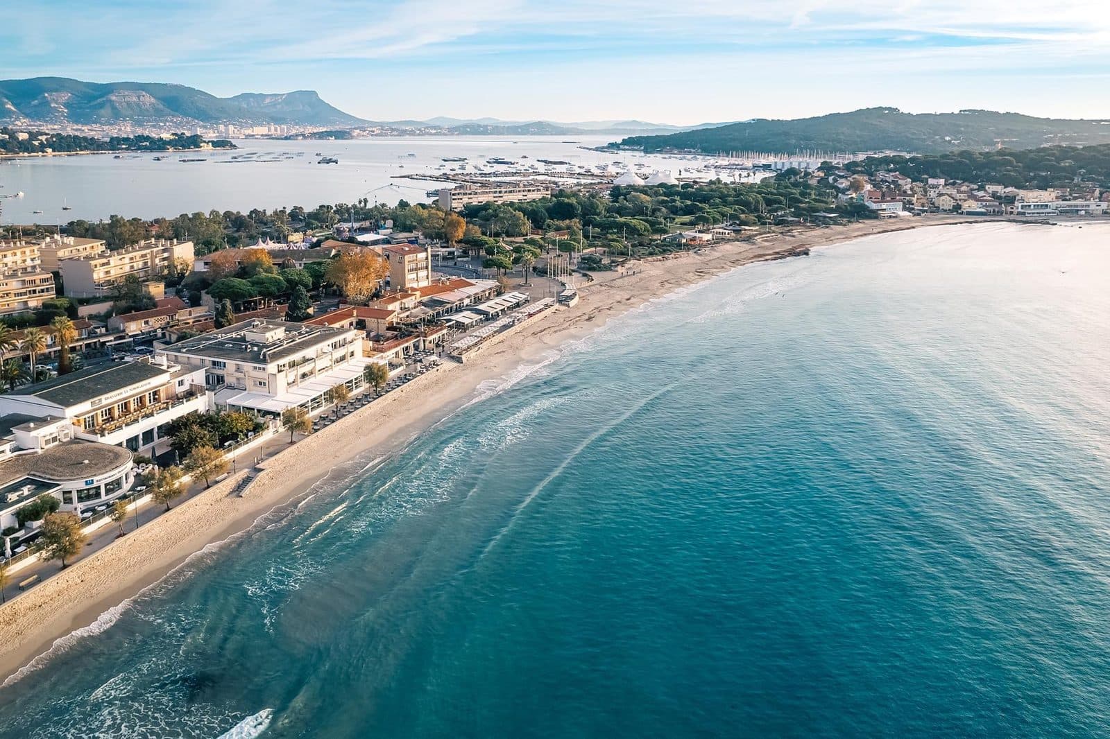 Vue aérienne de la plage des Sablettes, du front de mer et de la rade de Toulon